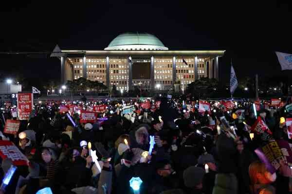 Citizens Flock to National Assembly, Gwanghwamun 