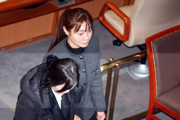 Visually Impaired Rep. Kim Ye-ji Attempted to Climb into National Assembly on Martial Law Day