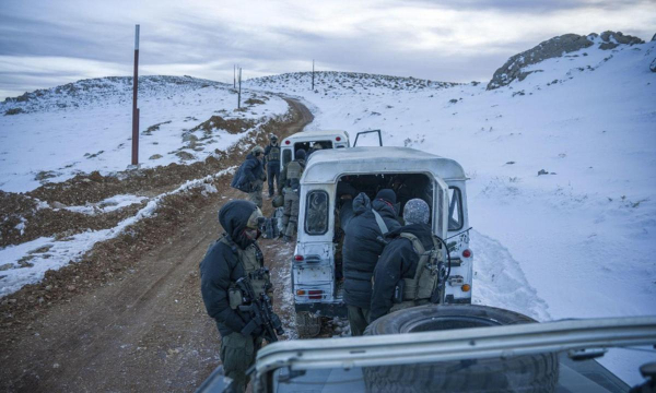 Soldados israelíes en el lado sirio del Monte Hermón, en los Altos del Golán, este lunes, tras entrar el Ejército israelí ayer en el país. (Ejército de Israel / EFE)