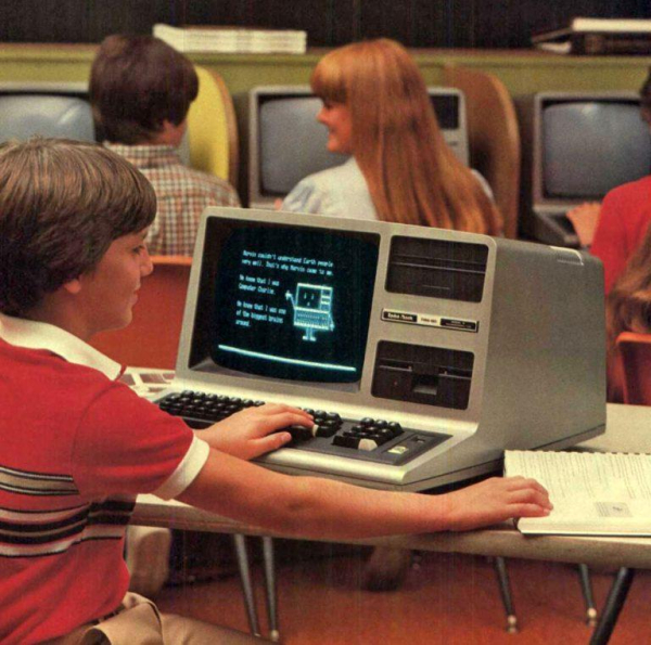 niños con ordenadores en el colegio en los años 80