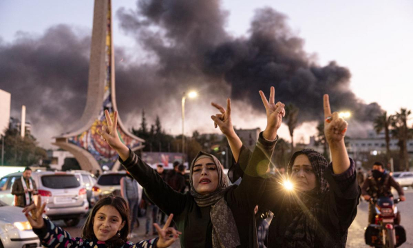 Un grupo de mujeres festeja la caída de Bachar al Assad en las calles de Damasco, el 8 de diciembre de 2024. (Ugur Yildirim / dia images via Getty Images)