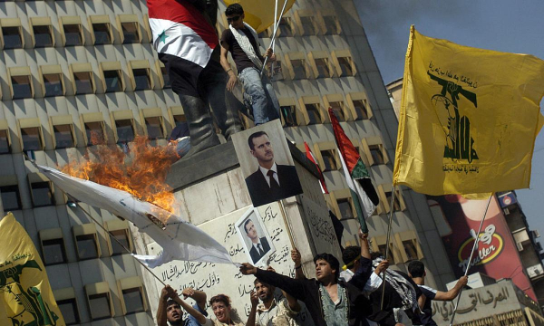 Una bandera israelí es quemada en una manifestación de apoyo a Hizbolá, el 17 de julio de 2006, en las calles de Damasco (Siria). (Farah Nosh / Getty Images)