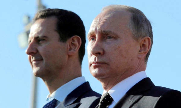 El presidente ruso, Vladimir Putin, y el aún mandatario sirio, Bashar al Assad, en la base aérea de Hmeymim (provincia de Latakia, Siria), el 11 de diciembre de 2017. (Mikhail Klimentyev, Sputnik, Kemlin Pool Photo via Reuters)