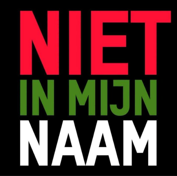 afbeelding van de campagneslogan `Niet in mijn naam`
De woorden staan op drie regels, in de bovenste regel het woord  NIET (in rode letters), op de middelste regel "IN MIJN" (in groene letters) en op de onderste regel NAAM (in witte letters)

NIET  
IN MIJN  
NAAM 