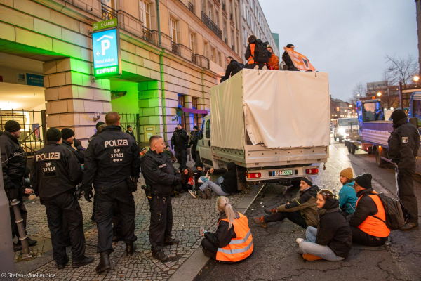 Aktivist*innen der Letzten Generation blockieren mit einem Transporter und Lock-Ons einen Eingang des Hotels Adlon, in dem ein Gas-Gipfel stattfindet. Berlin, 10.12.2024