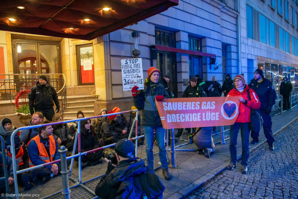 Aktivist*innen der Letzten Generation blockieren Eingang des Hotels Adlon, in dem ein Gas-Gipfel stattfindet. Berlin, 10.12.2024