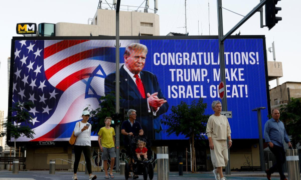 Cartel de felicitación para Donald Trump tras su victoria en las elecciones de EEUU, el 6 de noviembre de 2024, en las calles de Tel Aviv. (Thomas Peter / Reuters)