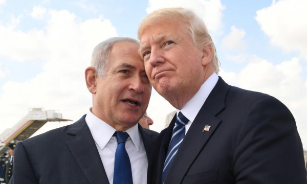 Benjamin Netanyahu habla con Donald Trump, el 23 de mayo de 2017, en el aeropuerto de Tel Aviv. (GPO Israel / Getty Images)