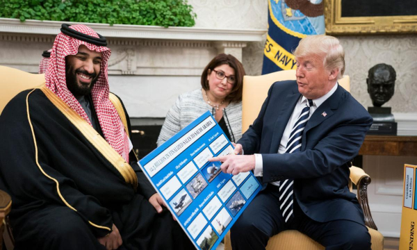 Donald Trump y Mohammad bin Salman, el 20 de marzo de 2018, en la Casa Blanca, revisando proyectos defensivos bilaterales. (The Washington Post via Getty)