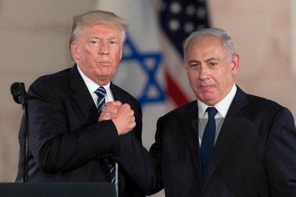 NÆRT FORHOLD: Daværende president Donald Trump og Israels statsminister Benjamin Netanyahu i Jerusalem i 2017. I helgen snakket de sammen om en løsning på krigen i Midtøsten.  Foto: Sebastian Scheiner / AP / NTB