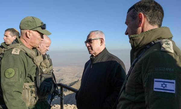 El primer ministro israelí, Benjamín Netanyahu, ayer en su visita al lado sirio del monte Hermón, en la zona desmilitarizada de los Altos del Golán. (Gobierno de Israel / EFE)