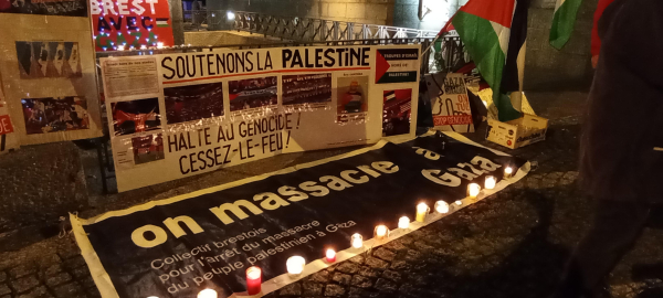 Banderoles entourées de bougies dans une ambiance nocturne.
Soutenons la Palestine. 
Halte au génocide. 
Cessez le feu.
On massacre à Gaza.
Brest avec Gaza. 