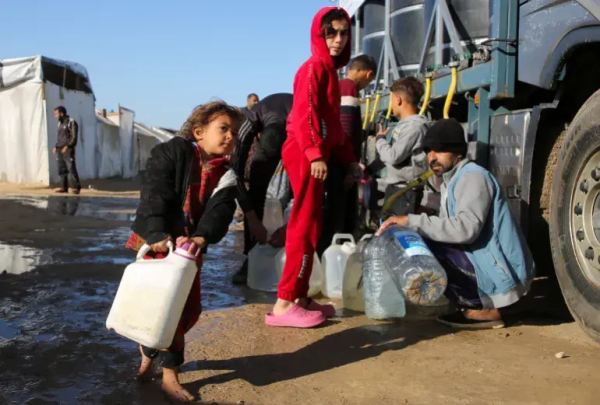 Palestinians collect water from a truck in Khan Younis in the southern Gaza Strip on Thursday [Hatem Khaled/Reuters]