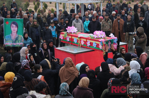 Crowd surrounds sarcophagus of Arab YPJ fighter Aruba Ali al-Kuno