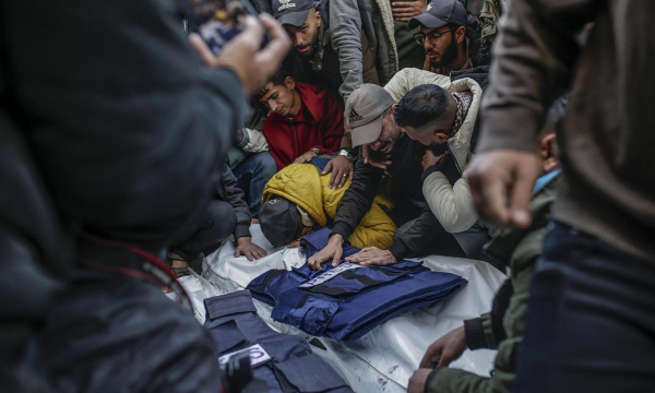 Amigos y familiares lloran a varios de los periodistas palestinos muertos en un ataque israelí en el campo de refugiados de Al Nuseirat, el 26 de diciembre de 2024, en Gaza. (MOHAMMED SABER / EPA / EFE)