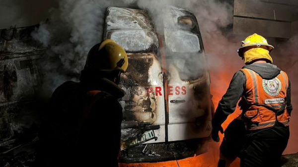 La furgoneta identificada com a "premsa" on han mort cinc periodistes per un míssil llançat per Israel (Reuters/Khamis Said)