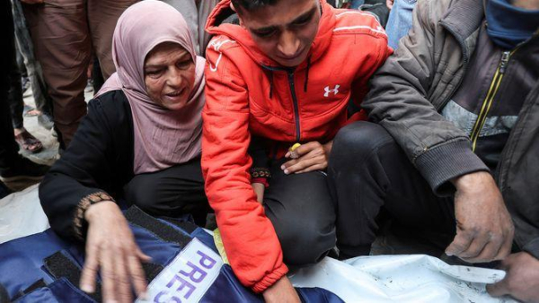 Funeral per un dels periodistes morts en l'atac israelià de dimecres davant d'un hospital de Gaza (Reuters/Ramadan Abed)