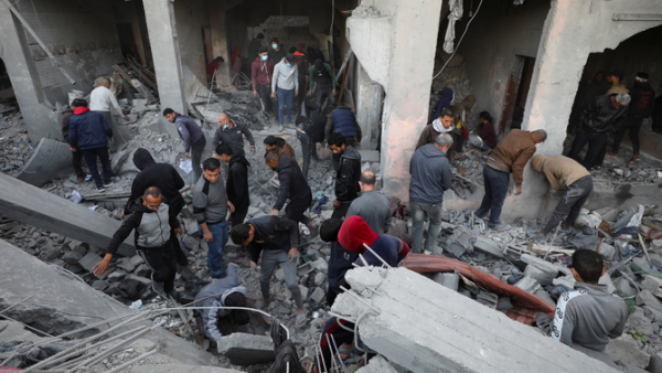 Persones buscant entre les runes d'un edifici atacat al nord de la Ciutat de Gaza (Reuters/Dawoud Abu Alkas)