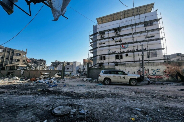 UN-marked vehicles are parked at the Kamal Adwan Hospital in Beit Lahia in the northern Gaza Strip as medics evacuate injured people and cancer patients (-)