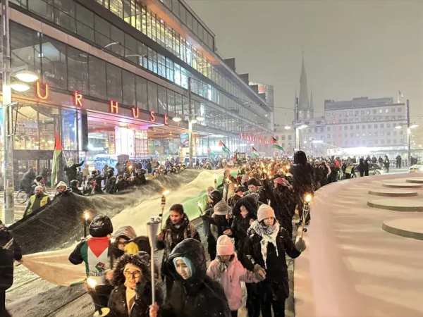 Hundreds of people gathered in the driving snow in Sweden’s Stockholm on New Year’s Eve in a show of solidarity with Palestinians and to call for Israel to end its war on Gaza [Atila Altuntas/Anadolu]