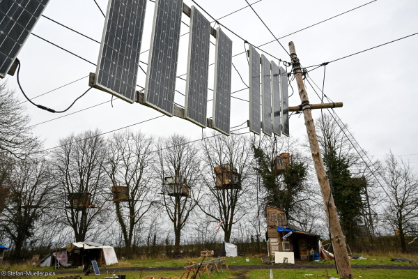 Die Reihenhaussiedlung. Baumhäuser in Lützerath und Photovoltaik-Anlagen. Lützerath, 04.01.2023