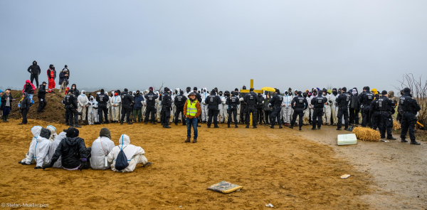 Aktivisten blockieren von der Polizei neu gebaute Zufahrtsstraße nach Lützerath, 06.01.23