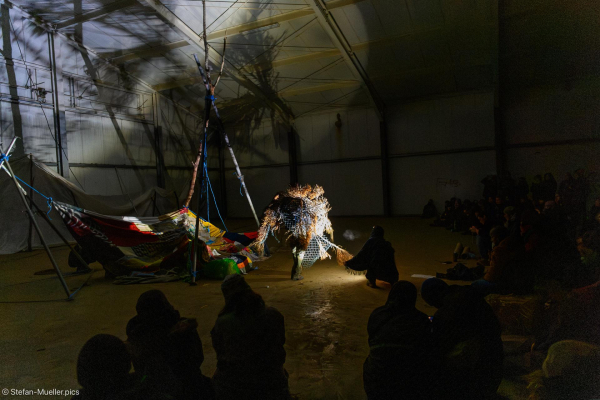 Theateraufführung in Lützerath. Einziges Licht waren zwei Taschenlampen und Stirnlampen. ISO 51200, f 2,8, 1/15 sec, 06.01.2023