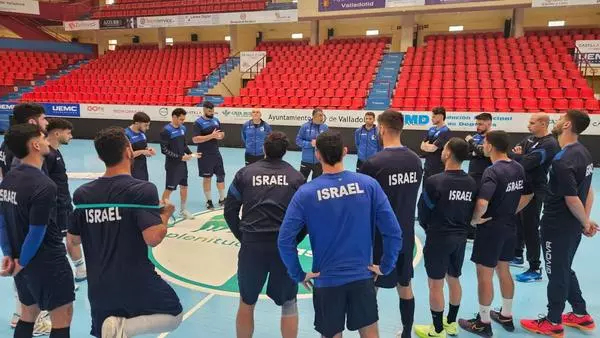 Imagen y créditos publicados por 
https://www.eldiario.es/castilla-y-leon/
Imagen de un entrenamiento de la selección de Israel en el Polideportivo Huerta del Rey. Federación de balonmano de Israel / Gilad Natan