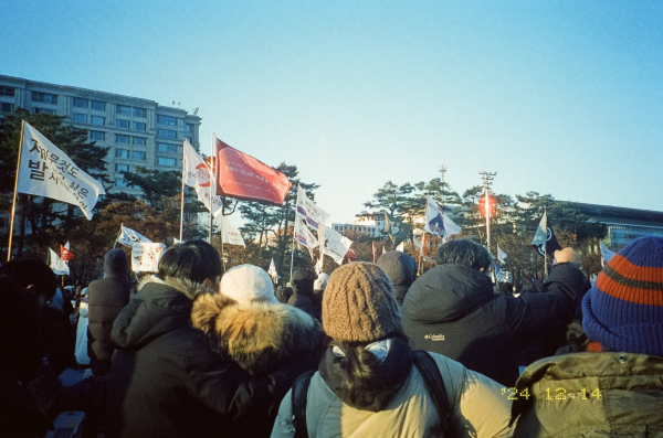 여의도공원 광장을 가득 채운 사람들 머리 위로 각양각색의 깃발이 휘날리고 있다.