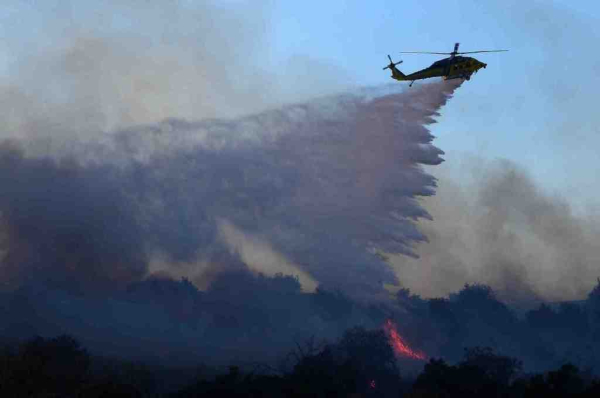 Helicopter dumping water on LA wildfire featured in: https://flipboard.com/@mercnews/california-wildfires-q3sbthrbz/-/a-gHLCNOLxRLmMje9aY6dq9A%3Aa%3A2034191127-%2F0