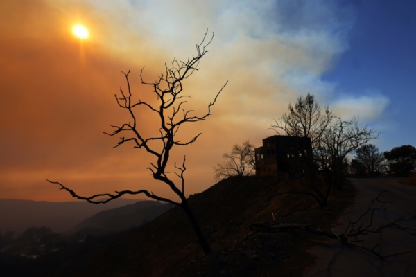 The plume from the Palisades Fire drifts into the mountains in Topanga, California on January 9, 2025