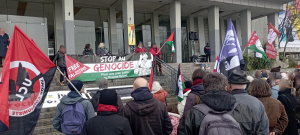 La tribune avec une banderole Stop au génocide.