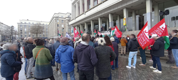 La foule rassemblée place de la Liberté, avec des drapeaux palestiniens et des drapeaux de partis de gauche.