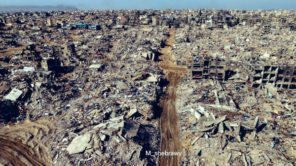 Ein Blick auf das was von der Stadt Jabalya bzw des dazugehörigen seit 1948 bestehenden Flüchtlingslagers übrig ist - eine einzige Trümmerwüste. So weit man schauen kann, bis zum Horizont, nur zerstörte Häuser, Geröll, Trümmer und Spuren von Panzern und Bulldozern. 

Hier lebten einst fast 200000 Menschen. 