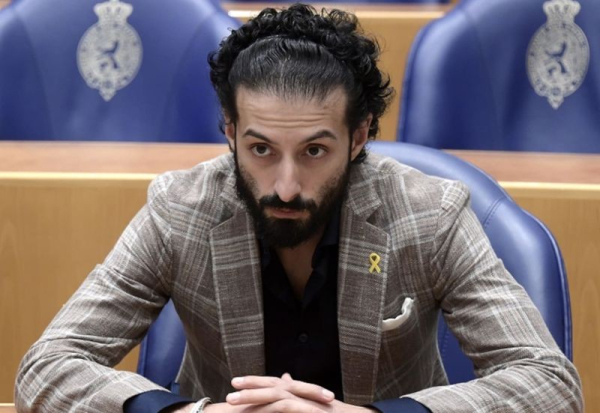 Foto van Ulysse Ellian zittend in de Tweede Kamer. Met geel pro-Israël lintje op zijn jasje.

Bron: https://infosec.exchange/@ErikvanStraten/113812903485197083