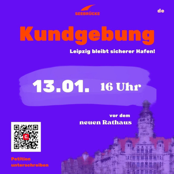 Das Bild zeigt eine Ankündigung einer Kundgebung in Leipzig am 13. Januar um 16 Uhr vor dem Neuen Rathaus. Der Slogan „Leipzig bleibt sicherer Hafen!“ ist prominent platziert.  Ein QR-Code verweist auf eine Petition, die man unterschreiben kann.  Das Bild ist in Lila und Orange gehalten und zeigt eine stilisierte Darstellung des Neuen Rathauses im Hintergrund.