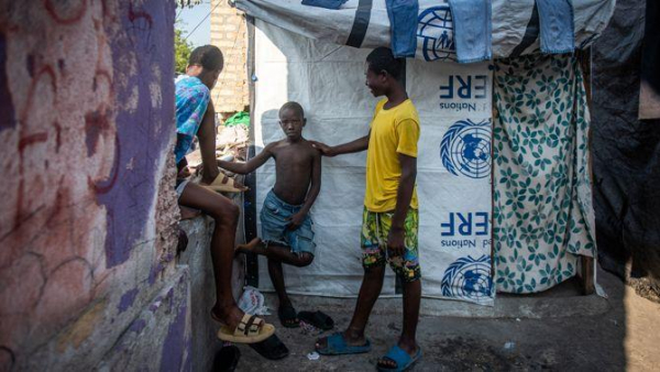 Tres nens descansen a l'interior de les ruïnes del Teatre Rex de Port-au-Prince a Haití, destruït al terratrèmol del 2010 (EFE/Johnson Sabin)