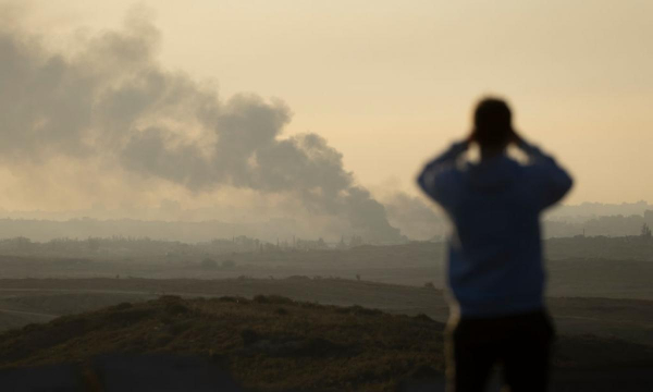 Un hombre otea la columna de humo de un bombardeo israelí sobre la Franja de Gaza desde Sderot (Israel), mientras se suceden las informaciones de que habrá acuerdo para un alto al fuego de forma inminente. (Amir Levy/Getty Images)