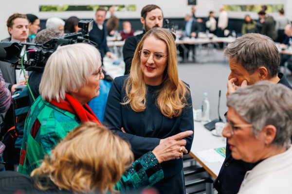 Claudia Roth, Katharina Dröge, Robert Habeck und Britta Haßelmann stehen im Kreis und unterhalten sich.