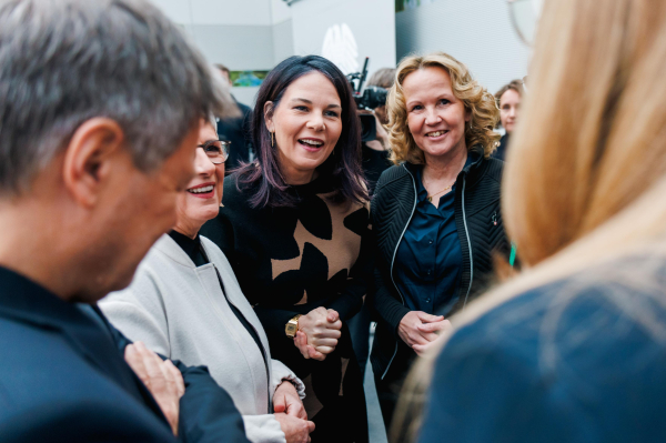 Robert Habeck, Britta Haßelmann, Annalena Baerbock, Steffi Lemke und Katharina Dröge stehen im Kreis und unterhalten sich.