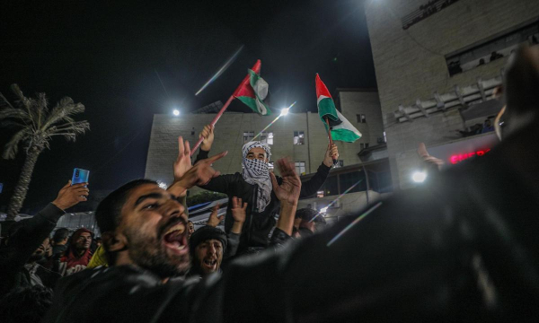 Los palestinos reaccionan a la noticia de un acuerdo de alto el fuego con Israel, en Deir al Balah, en el centro de la Franja de Gaza. (EFE/EPA/MOHAMMED SABER)