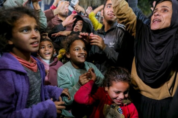 Scène de liesse dans les rues de Deir el-Balah, dans le centre de la bande de Gaza, le 15 janvier 2025, alors que se répandait la nouvelle qu’un cessez-le-feu avait été conclu entre Israël et le Hamas. © Photo Youssef Alzanoun / Middle East Images via AFP