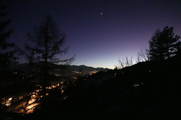 Abendhimmel, Licht im Westen, Saturn und Venus, Licht von den Häusern