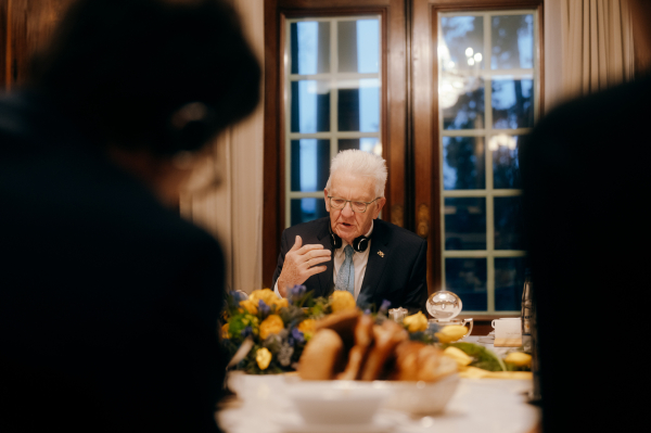 Ministerpräsident Kretschmann erklärt und gestikuliert sitzend. 
Bildnachweis: Staatsministerium BW / Ilkay Karakurt