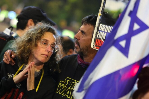 Des manifestants participent à une manifestation appelant à agir pour obtenir la libération des Israéliens retenus en otage. Tel Aviv, le 15 janvier 2025. © Photo Jack Guez / AFP