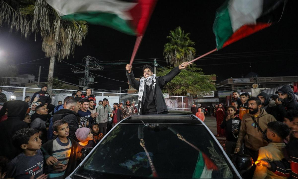 Palestinos celebran el acuerdo de alto el fuego con Israel, este miércoles, en Deir al Balah, centro de la Franja de Gaza. (MOHAMMED SABER / EPA / EFE)