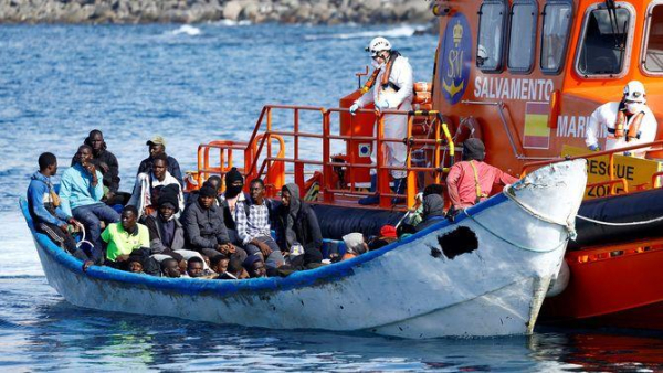 Un grup de persones migrants rescatades a les costes de Gran Canària (Reuters/Borja Suarez)