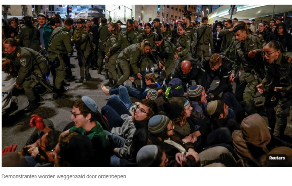 Demonstranten worden weggehaald door ordetroepen