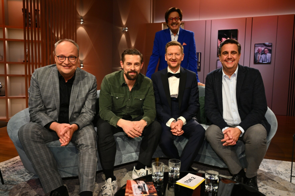 "Welke & Pastewka - Wiedersehen macht Freude!": Oliver Welke, Klaas Heufer-Umlauf, Bastian Pastewka, Michael Kessler und Jörg Draeger stehen nebeneinander im Studio und lächeln in die Kamera.