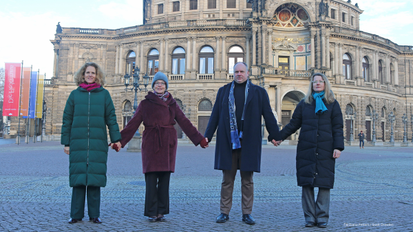 Foto von Nora Schmid (Intendantin der Semperoper Dresden), Prof.in Ursula Staudinger (Rektorin der TUD und Anmelderin der Menschenkette), Oberbürgermeister Dirk Hilbert und Bürgermeisterin Annekatrin Klepsch (Beigeordnete für Kultur, Wissenschaft und Tourismus) auf dem Theaterplatz in Dresden vor der Semperoper (v.l.n.r.).